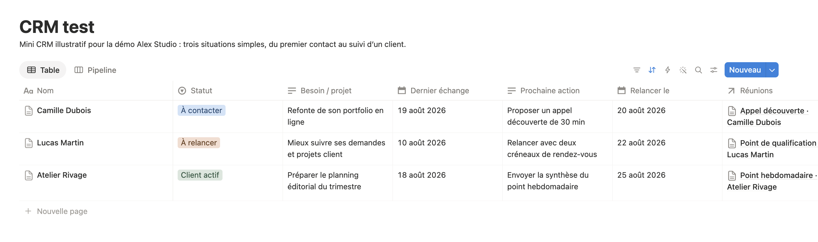 Vue Table de la base CRM test dans Notion avec trois contacts fictifs et leurs prochaines actions.